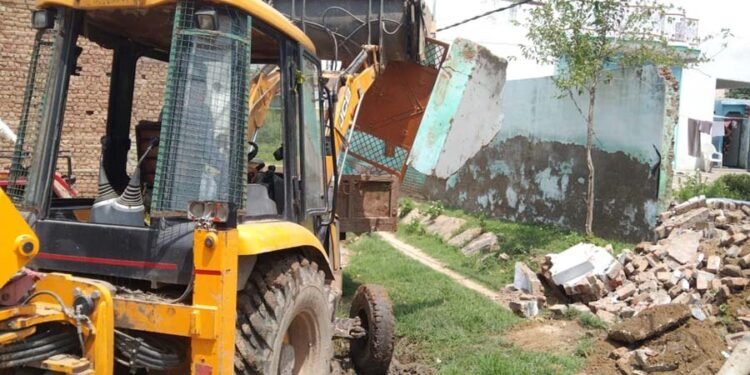 निगम के ट्विटर हैंडल पर दर्ज शिकायत पर हुई कार्यवाही , सड़क से हटाया अवैध कब्ज़ा