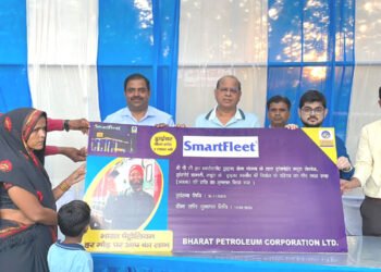 मथुरा में सड़क दुर्घटना में मृत ड्राइवर के परिजनों को बीपीसीएल कंपनी ने दी 5 लाख रु की आर्थिक सहायता