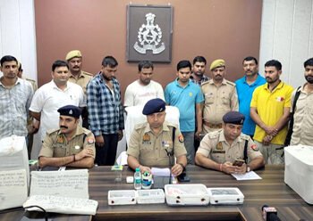 मथुरा में जनसेवा केन्द्र की आड में फर्जी आधार कार्ड बनाने वाले गिरोह का सरगना निकला सपा पार्षद , तीन गिरफ्तार