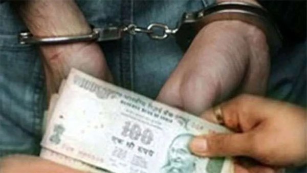 मथुरा में एंटी करप्शन टीम ने 10 हजार रु की रिश्वत लेते पुलिसकर्मी पकड़ा