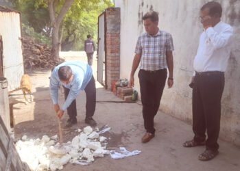 मथुरा : 400 किलो पनीर 200 किलो दूध के साथ 100 किलो हरी मटर को खाद्य विभाग ने कराया नष्ट