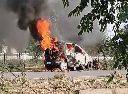 वृंदावन में चलती कार में लगी आग, चालक ने कूदकर बचाई जान