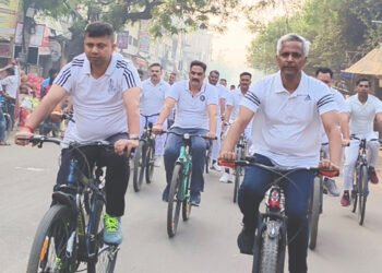 मथुरा की सड़कों पर डीएम, एसएसपी को साईकिल चलाता देख ब्रजवासी हुए हतप्रभ