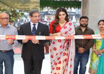 मथुरा में फिल्म अभिनेत्री कृति सेनन ने किया कल्याण ज्वेलर्स के नए शोरूम का उद्घाटन