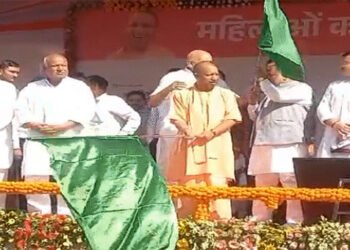 अयोध्या में योगी ने किया ‘मिशन महिला सारथी’ का शुभारंभ, हरी झंडी दिखाकर 51 बस की रवाना