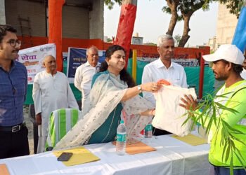 मथुरा में रि-साइकल्ड प्लास्टिक से बनी बेंच एवं पुराने टायरों के इस्तेमाल के सौंदर्यीकरण कार्य से कमिश्नर प्रसन्न