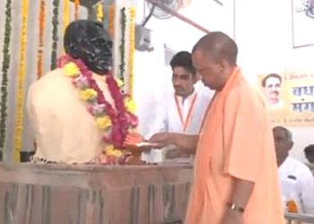 योगी मथुरा आये किया दीनदयाल उपाध्याय मेला- प्रदर्शनी का शुभारंभ , काले कपडे वाले आस पास नहीं दिए फटकने