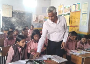 मथुरा में डीएम बने मास्टर , बच्चों की लगाई क्लास