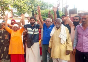 गोवर्धन में कॉलोनाइजर के खिलाफ फूटा गुस्सा, मूलभूत सुविधाओं का अभाव