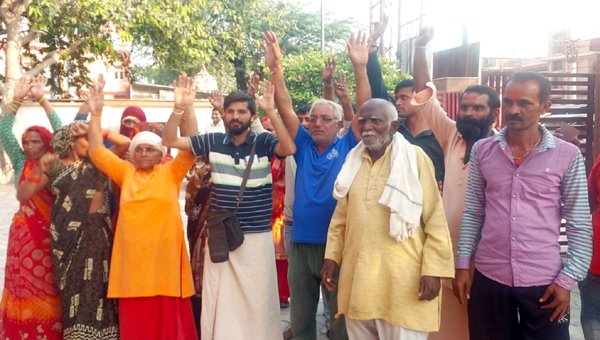 गोवर्धन में कॉलोनाइजर के खिलाफ फूटा गुस्सा, मूलभूत सुविधाओं का अभाव