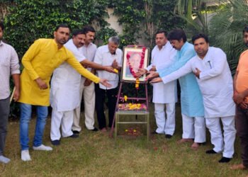 मथुरा में पूर्व मुख्यमंत्री मुलायम सिंह यादव की प्रथम पुण्यतिथि पर सपाईयों ने दी श्रद्धांजलि