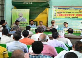 अब बोरा नहीं, 1 बॉटल यूरिया में ही होगा काम, PM किसान समृद्धि केंद्र पर अन्नदाताओं को मिल रही लिक्विड यूरिया: डा. तिवारी