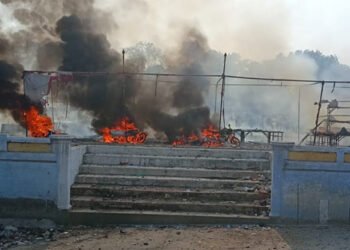 मथुरा के राया के आतिशबाजी बाजार में भीषण आग लगी, एक दर्जन लोग झुलसे कई की हालत गंभीर