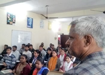 मथुरा के डीएम ने मास्टर की भांति बच्चों से किया संवाद- पूछे भविष्य निर्माण संबंधी प्रश्न