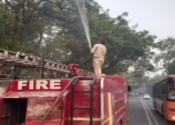 मथुरा में वायु प्रदूषण दूर करने के लिए फायर ब्रिगेड की गाड़ियों से होगा सड़कों पर पानी का छिड़काव