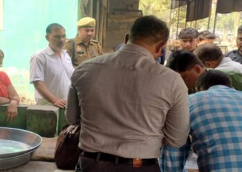 मथुरा में डीएम की डांट डपट के बाद ताबड-तोड छापामार कार्यवाही, 700 किलो कराया मावा नष्ट