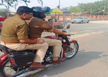 बाईक पर अहोई अष्टमी मेला की व्यवस्थाओं की हकीकत जानने पहुंचे राधाकुंड सीओ-इंस्पेक्टर