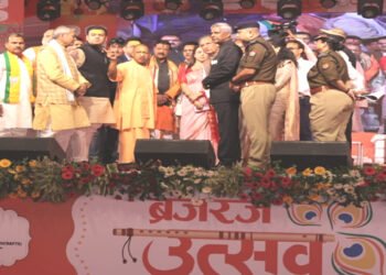 मथुरा के रेलवे मैदान पहुंचे मुख्यमंत्री योगी, प्रधानमंत्री के कार्यक्रम की अधिकारियों से ली जानकारी