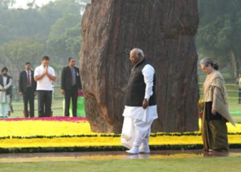 खडगे, सोनिया, राहुल ने जयंती पर इंदिरा गांधी को दी श्रद्धांजलि
