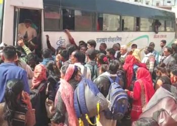 मथुरा में मुख्यमंत्री के दर्शन के चलते बस स्टैंड पर लगी सैंकड़ों यात्रियों की भीड़