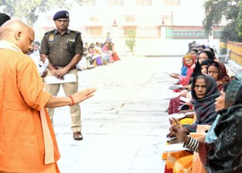 जन समस्याओं के निस्तारण में संवेदनशीलता बरतें अधिकारी : योगी