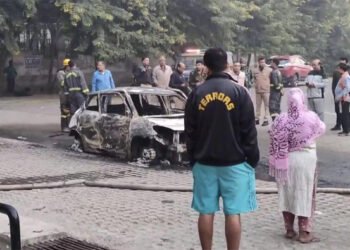 नोएडा: आम्रपाली सोसाइटी में कार में लगी आग, अंदर बैठे दो लोग जिंदा जले