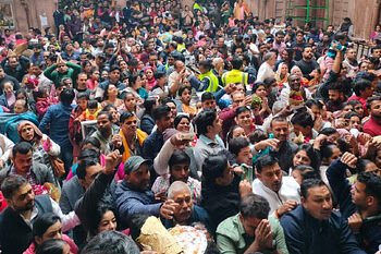 Mathura News : नए साल पर बड़ी संख्या में श्रद्धालुओं के आने की उम्मीद, वृन्दावन में बाहरी वाहनों पर प्रतिबंधित रहेगा