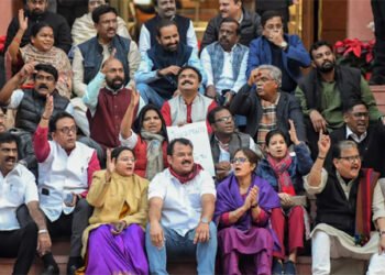 डिंपल यादव थरूर अब्दुल्ला समेत 49 सांसद लोकसभा से निलंबित, अब तक संसद से 141 सदस्य आउट