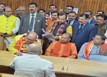 चौ. तेजवीर सिंह का नामांकन कराने मथुरा से बड़ी संख्या में पहुंचे नेता कार्यकर्त्ता