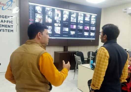 1000 कैमरों के बीच होगी मथुरा शहर की ट्रैफिक सुरक्षा , नगर आयुक्त ने किया कन्ट्रोल सेन्टर का निरीक्षण