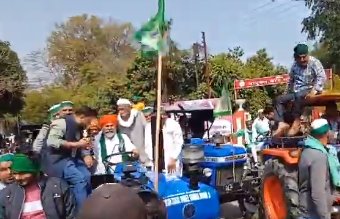 ट्रैक्टर पर सवार होकर राकेश टिकैत मेरठ कलेक्ट्रेट पहुंचे,बोले-किसानों के लिए दिल्ली दूर नहीं,भाजपा किसानों की नही उद्यमियों की सरकार