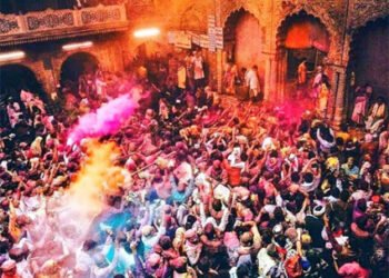 मथुरा के बिहारी जी और द्वारकाधीश मंदिर में होली का आनंद लेने के लिए आ रहे हैं लाखों लोग, एकादशी पर उमड़ा सैलाब