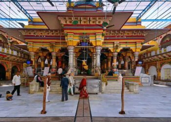 मथुरा में होली के हुड़दंग में श्रद्धालुओं की भीड़ में श्री द्वारकाधीश मंदिर में चली गोलियां