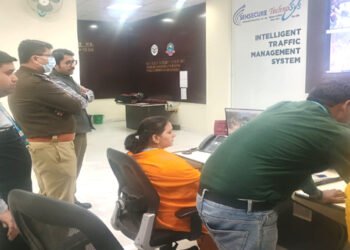 मथुरा में कंट्रोल रूम से प्रतिदिन किए जा रहे है 700 वाहनों के चालान , वायरलेस सेट लगने के बाद नियम तोड़ने वाले जायेंगे पकडे