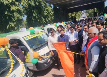 मथुरा में घरों एवं मंदिरों से निकलने वाली पूजा की सामग्री कलेक्शन की निगम ने बनाई योजना , महापौर-नगर आयुक्त ने नए डोर-टू-डोर कूड़ा कलैक्शन वाहनों को दिखाई हरी झंडी