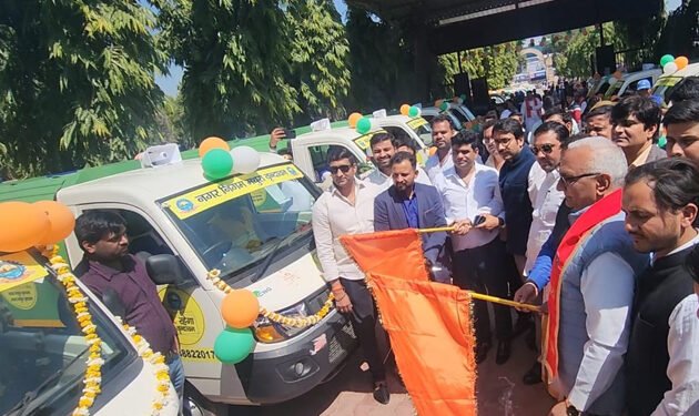 मथुरा में घरों एवं मंदिरों से निकलने वाली पूजा की सामग्री कलेक्शन की निगम ने बनाई योजना , महापौर-नगर आयुक्त ने नए डोर-टू-डोर कूड़ा कलैक्शन वाहनों को दिखाई हरी झंडी