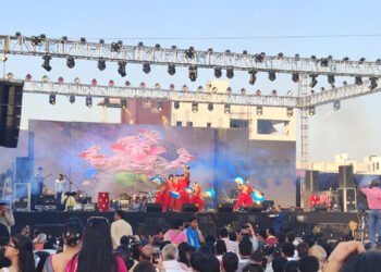 वृंदावन में मची ओमैक्स ग्रुप के होली उत्सव की धूम, जम कर झूमे बृजवासी