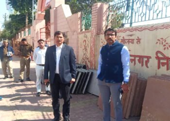 मथुरा में मुख्यमंत्री के प्रस्तावित आगमन को लेकर सीईओ और नगर आयुक्त ने देखी पाज्चाजन्य प्रेक्षागृह की तैयारियां