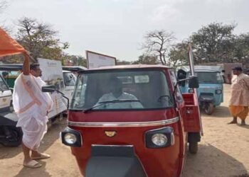 गिरिराज तलहटी की सड़कों पर अब दौड़ेंगे इलेक्ट्रिक ऑटो रिक्शा