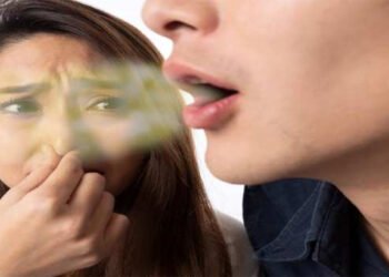 सांस की बदबू क्यों करे परेशान