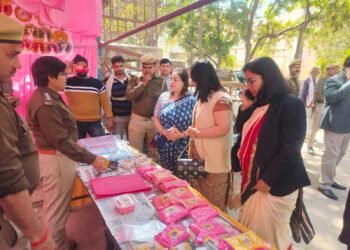 मथुरा में कैदियों के हाथों से बने गुलाल और कृष्ण जी के श्रृंगार सामग्री की स्टॉल लगी , जिला जज सहित अन्य जजों ने की खरीदारी