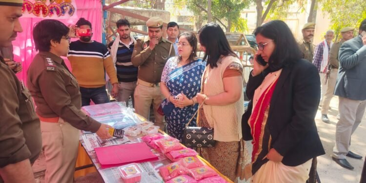 मथुरा में कैदियों के हाथों से बने गुलाल और कृष्ण जी के श्रृंगार सामग्री की स्टॉल लगी , जिला जज सहित अन्य जजों ने की खरीदारी