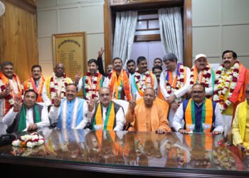 विधान परिषद के लिए भाजपा प्रत्याशियों सहित मथुरा के योगेश चौधरी ने योगी की मौजूदगी में किया नामांकन