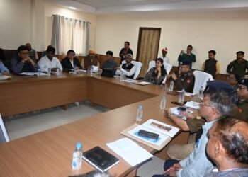 मथुरा में मंडलायुक्त ने अधिशासी अभियंता को दी वार्निंग, कहा- शहर के सभी मार्गों को शीघ्र गढ्ढामुक्त नहीं किया गया तो होगी कार्यवाही