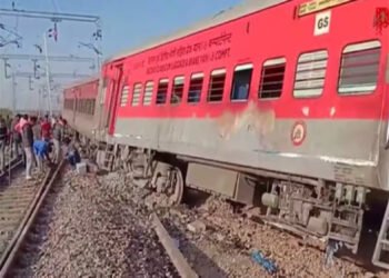 Train Accident: आगरा जा रही साबरमती एक्सप्रेस दुर्घटनाग्रस्त, इंजन-चार कोच पटरी से उतरे