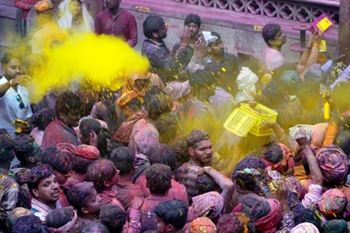 Mathura : कान्हा की नगरी में गति पकड़ने लगा है होली का धूम धड़ाका