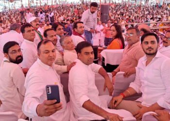 जयंत चौधरी ने मथुरा में की हेमामालिनी के साथ जनसभा
