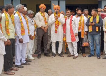 ऐसे सांसद को क्यों चुन रहे हो जो ब्रजवासियों के मुद्दों से परिचित ही नहीं: धीरेन्द्र