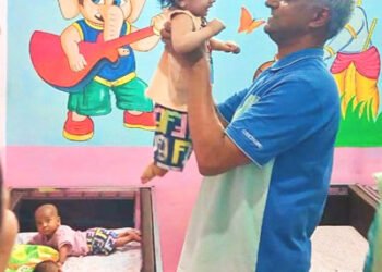 मथुरा के बाल ग्रह शिशु सदन में डीएम ने बच्चों को गोदी में खिलाया