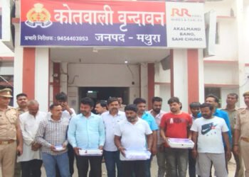 वृंदावन में पुलिस ने पकड़ा बड़ा जुआ, 14 गिरफ्तार, लाखों रु की नगदी बरामद